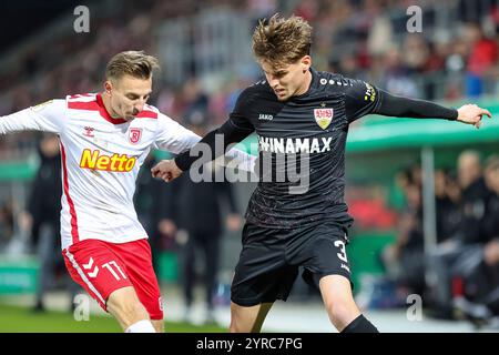 Regensburg, Deutschland. Dezember 2024. ZWEIKAMPF Ramon Hendriks (VfB Stuttgart, #03) mit Niklas Koelle (SSV Ulm 1846 Fussball, 17), GER, SSV Jahn Regensburg vs. VfB Stuttgart, Fussball, DFB-Pokal, Achtelfinale, Saison 2024/2025, 03.12.2024, DFL-VORSCHRIFTEN VERBIETEN JEDE VERWENDUNG VON FOTOGRAFIEN ALS BILDSEQUENZEN, Foto: Eibner-Pressefoto/Jenni Maul Credit: dpa/Alamy Live News Stockfoto