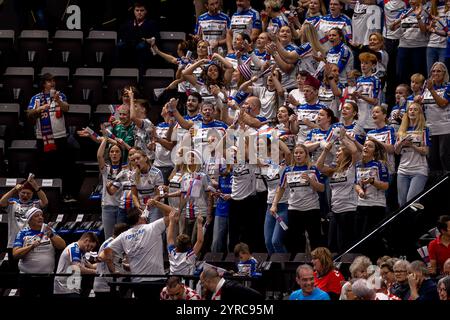 Basel, Schweiz. Dezember 2024. Basel, Schweiz, 03. Dezember 2024: Färöer-Fans beim EHF Euro 2024-Spiel zwischen Färöer und Dänemark in St. Jakobshalle in Basel. Philipp Kresnik (Philipp Kresnik/SPP) Credit: SPP Sport Press Photo. /Alamy Live News Stockfoto