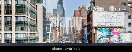Manhattan, New York, USA - 16. Februar 2023: Blick auf die Hight Line mit ihren typischen Gebäuden von oben, während Menschen an einem grauen Wintertag besuchen Stockfoto