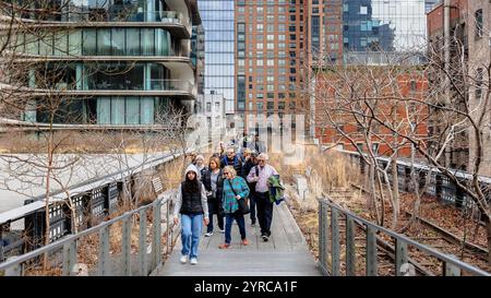 Manhattan, New York, USA - 16. Februar 2023: Blick auf die Hight Line mit ihren typischen Gebäuden von oben, während Menschen an einem grauen Wintertag besuchen Stockfoto