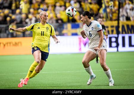 Stockholm, Schweden. Dezember 2024. Schweden Stina Blackstenius (L) und Serbiens Nevena Damjanovic während des zweiten Qualifikationsspiels der UEFA Women's Euro 2025 in der Tele2 Arena in Stockholm, Schweden, am 3. Dezember 2024.Foto: Fredrik Sandberg/TT/Code 10080 Credit: TT News Agency/Alamy Live News Stockfoto