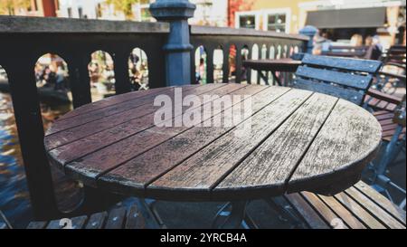 Ein charmantes Café in Leiden, Niederlande, mit Sitzgelegenheiten im Freien an einem Kanal, verfügt über braune Tische Stockfoto