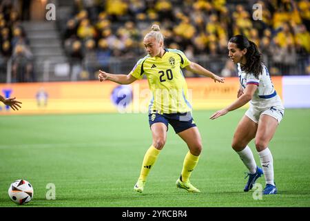 Stockholm, Schweden. Dezember 2024. Die Schwedenin Hanna Bennison und die serbische Vesna Milivojević während des Qualifikationsspiels der UEFA Women's Euro 2025 in der Tele2 Arena in Stockholm, Schweden, am 3. Dezember 2024. Foto: Fredrik Sandberg/TT/Code 10080 Credit: TT News Agency/Alamy Live News Stockfoto