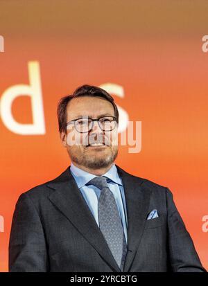 Amsterdam, Niederlande, 2024 2012-12-03 16:49:06 AMSTERDAM, 03-12-2024, Königspalast AmsterdamKönig Willem Alexander, Prinzessin Beatrix, Prinz Constantijn, Prinzessin Laurentien und Prinzessin Mabel nehmen am Dienstag, dem 3. Dezember, an der Verleihung der Prince Claus Impact Awards 2024 im Königspalast Amsterdam Teil. FOTO: NLBeeld/Patrick van EmstIn dem Foto: Prinz Constantijn und Prinzessin Laurentien Credit: NL Beeld / Patrick van EMST Stockfoto