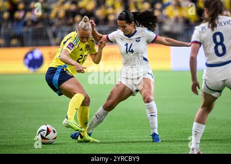 Stockholm, Schweden. Dezember 2024. Die Schwedenin Hanna Bennison und die serbische Vesna Milivojević während des Qualifikationsspiels der UEFA Women's Euro 2025 in der Tele2 Arena in Stockholm, Schweden, am 3. Dezember 2024. Foto: Fredrik Sandberg/TT/Code 10080 Credit: TT News Agency/Alamy Live News Stockfoto