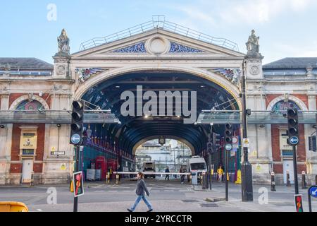 London, Großbritannien. November 2024. Außenansicht des Smithfield Market, während die City of London über die dauerhafte Schließung des Fleischmarktes auf einem über 800 Jahre alten Gelände abstimmt. Quelle: Vuk Valcic/Alamy Stockfoto