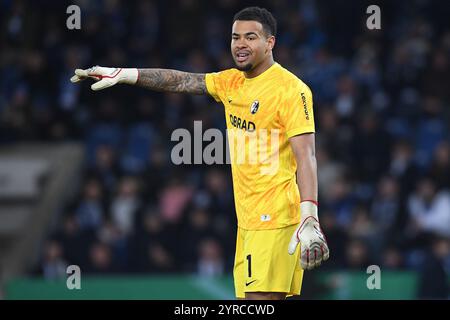 Bielefeld, Deutschland. Dezember 2024. Fussball DFB-Pokal Achtelfinale DSC Arminia Bielefeld - SC Freiburg am 03.12.2024 in der SchuecoArena in Bielefeld Noah Atubolu ( Freiburg ) DFB-Vorschriften verbieten jede Verwendung von Fotografien als Bildsequenzen und/oder Quasi-Video. Foto: Revierfoto Credit: ddp Media GmbH/Alamy Live News Stockfoto