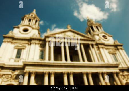 St Paul's Cathedral in London, Großbritannien. Verschwommenes Foto im Retro-Alter. Stockfoto
