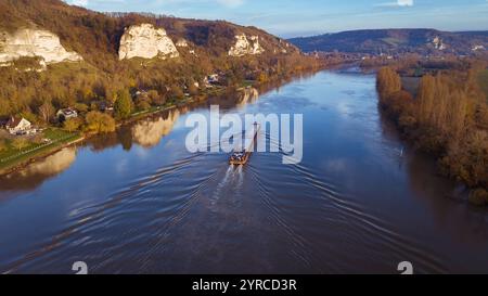 Kanalboot auf der seine am Chateau Gaillard in der Normandie Stockfoto