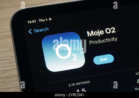 OSTRAVA, TSCHECHISCHE REPUBLIK - 1. AUGUST 2024: Moje O2 Mobile App im Apple App Store wird installiert Stockfoto