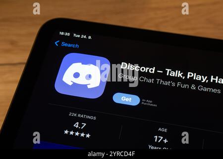 OSTRAVA, TSCHECHIEN – 24. SEPTEMBER 2024: App Store mit Discord Group Chat-Anwendung wird installiert Stockfoto