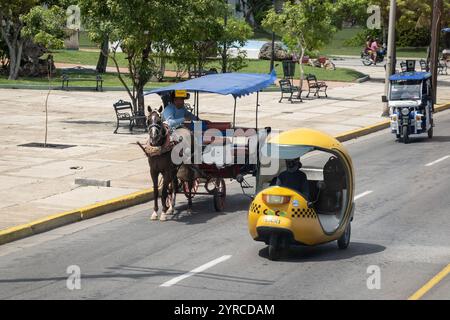 VARADERO, KUBA - 30. AUGUST 2023: Gelbes Tuk-Tuk-Rikscha-Coco-Taxi-Fahrzeug in den Straßen von Varadero, Kuba Stockfoto