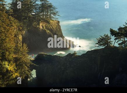 Die Dame macht Fotos bei Natural Bridges. Boardman State Park, Oregon Stockfoto