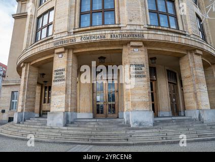 Bratislava, Slowakei - 4. Januar 2024 : juristische und philosophische Fakultät der Comenius-Universität in Bratislava (Univerzita Komenskeho V Bratislave). Stockfoto