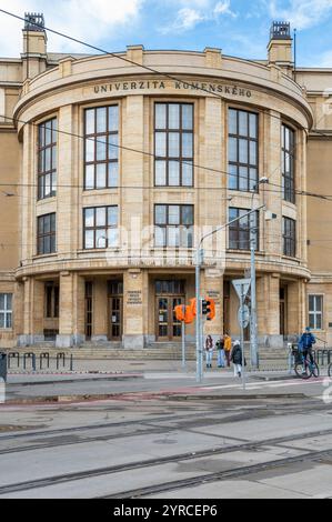 Bratislava, Slowakei - 4. Januar 2024 : juristische und philosophische Fakultät der Comenius-Universität in Bratislava (Univerzita Komenskeho V Bratislave). Stockfoto