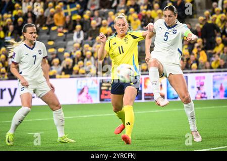 Stockholm, Schweden. Dezember 2024. STOCKHOLM, SCHWEDEN 20241203Schwedens Stina Blackstenius (Mitte) streitet am 3. Dezember 2024 in der Tele2 Arena in Stockholm, Schweden, mit der Serbischen Milica Mijatović (links) und der Mannschaftskapitän Violeta Slović im zweiten Qualifikationsspiel der UEFA Women's Euro 2025. Foto: Fredrik Sandberg/TT/Code 10080 Credit: TT News Agency/Alamy Live News Stockfoto