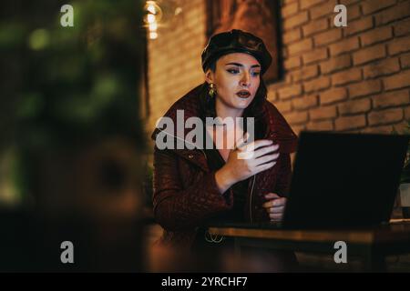 Geschäftsmann, der bis spät in die Nacht in einer gemütlichen Kaffeebar arbeitet Stockfoto