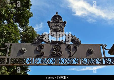 Kaiserliches Wappen und Initialen QBV (Quinta da Boa Vista) auf dem Eingangsportal eines öffentlichen Parks Stockfoto