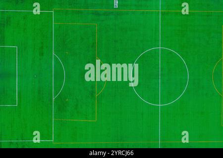 Fußballfeld von oben gesehen, Drohnenfotografie, Hintergrundkonzept für Sportplätze Stockfoto
