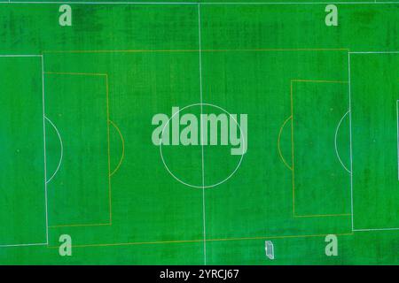 Top-Down-Ansicht eines Fußballplatzes mit Drohne, Hintergrundkonzept für Sportplätze Stockfoto