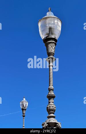 Antike Straßenlaterne vor blauem Himmel auf Quinta da Boa Vista, Rio de Janeiro, Brasilien Stockfoto