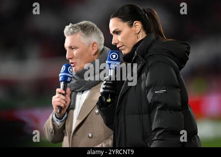 München, Deutschland. Dezember 2024. Fußball, DFB-Cup, FC Bayern München - Bayer 04 Leverkusen, Achtelfinale, Allianz Arena, Bastian Schweinsteiger, TV-Experte und ehemaliger FC Bayern-Spieler sowie ARD-Moderatorin Esther Sedlaczek vor dem Spiel. WICHTIGER HINWEIS: Gemäß den Vorschriften der DFL Deutscher Fußball-Liga und des DFB Deutscher Fußball-Bundes ist es verboten, im Stadion und/oder im Spiel aufgenommene Fotografien in Form von sequenziellen Bildern und/oder videoähnlichen Fotoserien zu verwenden oder zu verwenden. Quelle: Sven Hoppe/dpa/Alamy Live News Stockfoto