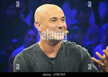 Sportmesse ISPO 2024, Messe München. Tennis-Talkgast Andre Agassi, einer der weltweit bekanntesten Tennisspieler weltweit und Ehemann von Tennis-Legende Steffi Graf. Der 54-Jährige ist einer von nur acht Tennisspielern, der alle vier Grand-Slam-Turniere - Melbourne, Paris, Wimbledon und New York gewann *** Sportmesse ISPO 2024, Messe München Tennis Talk Gast Andre Agassi, einer der berühmtesten Tennisspieler der Welt und Ehemann der Tennislegende Steffi Graf der 54-Jährige ist einer von nur acht Tennisspielern, die alle vier Grand Slam Turniere in Melbourne, Paris, Wimbledon und New gewonnen haben Stockfoto