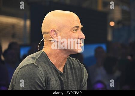 Sportmesse ISPO 2024, Messe München. Tennis-Talkgast Andre Agassi, einer der weltweit bekanntesten Tennisspieler weltweit und Ehemann von Tennis-Legende Steffi Graf. Der 54-Jährige ist einer von nur acht Tennisspielern, der alle vier Grand-Slam-Turniere - Melbourne, Paris, Wimbledon und New York gewann *** Sportmesse ISPO 2024, Messe München Tennis Talk Gast Andre Agassi, einer der berühmtesten Tennisspieler der Welt und Ehemann der Tennislegende Steffi Graf der 54-Jährige ist einer von nur acht Tennisspielern, die alle vier Grand Slam Turniere in Melbourne, Paris, Wimbledon und New gewonnen haben Stockfoto