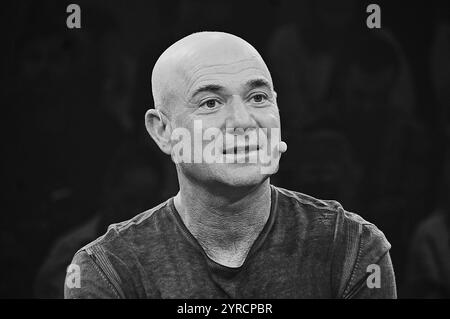 Sportmesse ISPO 2024, Messe München. Tennis-Talkgast Andre Agassi, einer der weltweit bekanntesten Tennisspieler weltweit und Ehemann von Tennis-Legende Steffi Graf. Der 54-Jährige ist einer von nur acht Tennisspielern, der alle vier Grand-Slam-Turniere - Melbourne, Paris, Wimbledon und New York gewann *** Sportmesse ISPO 2024, Messe München Tennis Talk Gast Andre Agassi, einer der berühmtesten Tennisspieler der Welt und Ehemann der Tennislegende Steffi Graf der 54-Jährige ist einer von nur acht Tennisspielern, die alle vier Grand Slam Turniere in Melbourne, Paris, Wimbledon und New gewonnen haben Stockfoto