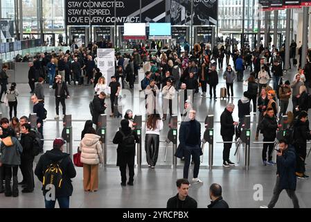 Die ISPO, Internationale Fachmesse und weltgrösste jährliche Multi-Segment-Messe für Sportartikel und Sportmode auf der Messe München. Foto: ISPO 2024, Eingang West *** ISPO, Internationale Fachmesse und die weltweit größte jährliche Mehrsegmentmesse für Sportartikel und Sportmode auf der Messe München Foto Ispo 2024, Eingang West Stockfoto