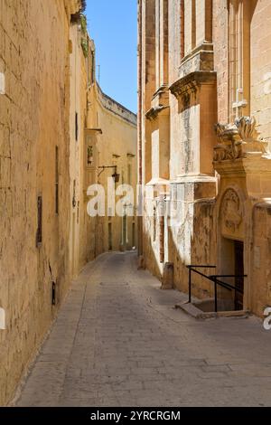 Mdina, Malta - 4. August 2023: Eine der engen Gassen der Altstadt von Mdina Stockfoto