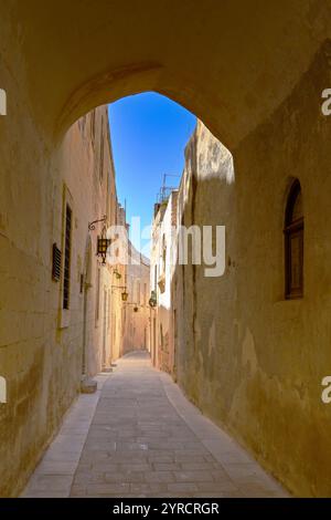 Mdina, Malta - 4. August 2023: Eine der engen Gassen der Altstadt von Mdina Stockfoto