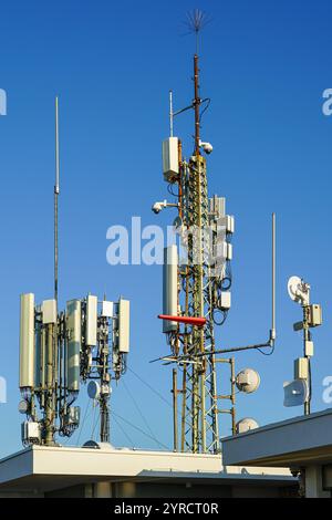 Mobilfunk-Netzwerkantenne, Basisstation oder Basis-Transceiver-Station, Antennensender für drahtlose Kommunikation, Mobilfunkmast Stockfoto