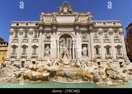 Der Trevi-Brunnen ist ein UNESCO-Weltkulturerbe und einer der größten monumentalen Barockbrunnen in Rom, Italien. Er ist etwa 40 Meter lang Stockfoto