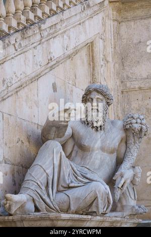 Statue des Nil-Flussgottes, eine der beiden Flussstatuen (die andere ist dem Gott des Flusses Tiber gewidmet), entworfen von Michelangelo auf der Piazza d Stockfoto