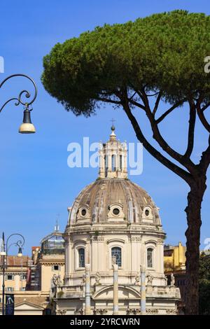 Kuppel der Kirche des Allerheiligsten Namens Maria, erbaut im Barockstil in der Nähe des Forums Trajan auf der Piazza Foro Traiano neben der Piazza Venezia Stockfoto