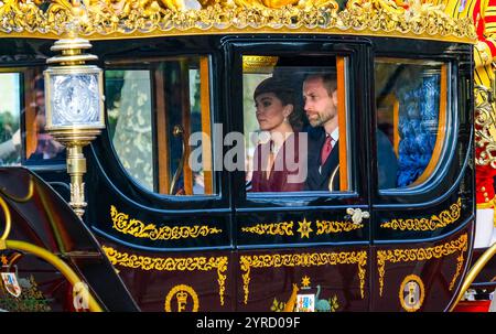 London, Großbritannien. Dezember 2024. Catharine, die Prinzessin von Wales (L) und William der Prinz von Wales (R) reisen in einer Kutschenprozession entlang der Mall in Richtung Buckingham Palace, nach einer zeremoniellen Begrüßung in der Horseguards Parade am ersten Tag des Staatsbesuchs von Katar. Quelle: Eleventh Photography/Alamy Live News Stockfoto