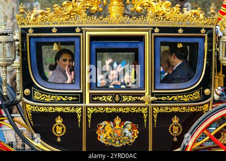 London, Großbritannien. Dezember 2024. Sheikha Jawaher (L), König Charles (M) und der Amir von Katar, Sheikh Tamim bin Hamad Al Thani (R) fahren in einer Kutschprozession entlang der Mall in Richtung Buckingham Palace nach einem zeremoniellen Empfang in der Pferdewachtparade am ersten Tag des Staatsbesuchs. Quelle: Eleventh Photography/Alamy Live News Stockfoto