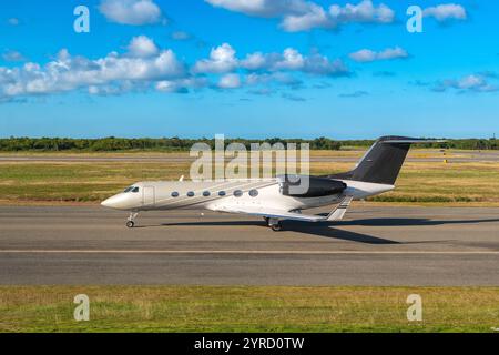 Ein eleganter Privatjet fährt auf der Landebahn des Flughafens Punta Cana. Stockfoto