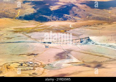 Luftaufnahme eines langen Förderbandes und einer Lagerhalde bei einer Kupfermine im altiplano der Atacamawüste im Norden Chiles. Stockfoto