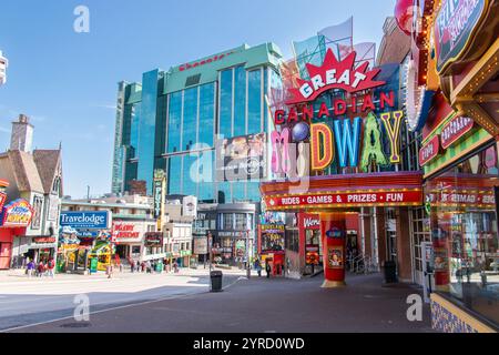 Heller Blick auf den Great Canadian Midway und die umliegenden Attraktionen von Clifton Hill, einschließlich Hotels, Restaurants und Unterhaltungsmöglichkeiten. Stockfoto