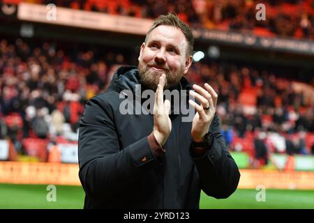 London, England. Dezember 2024. Crawley Town Manager Rob Elliot lobt den Anhängern des ehemaligen Vereins Charlton Athletic vor dem Spiel zwischen Charlton Athletic und Crawley Town im Valley, London. Kyle Andrews/Alamy Live News Stockfoto