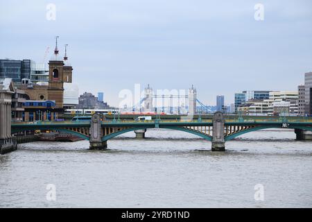 Panoramablick auf Londons Skyline mit berühmten Gebäuden des Stadtzentrums, der Themse und einer Brücke über das Wasser bei Sonnenuntergang. Stockfoto