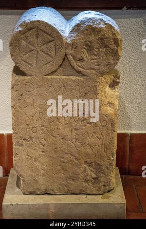 Grabstele aus Kalkstein, drittes Jahrhundert, - Piqué -, Castroverde de Cerrato, römisches Hispania, Valladolid Museum, Gemeinschaft von Kastilien und Leon, Spanien. Stockfoto