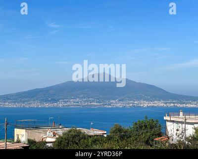 Vesuv mit Blick über die Bucht von Neapel von Vico Equense Stockfoto