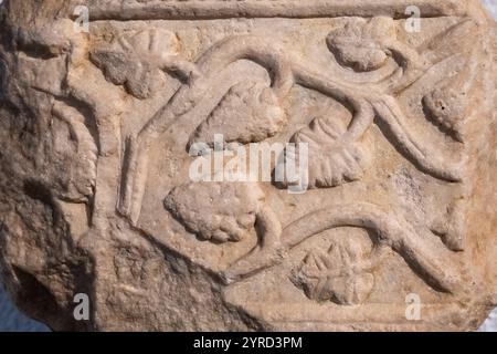 Fragment des hispano-westgotischen Pilasters, Marmor, 7. Jahrhundert, Kirche Santa María de Wamba, Westgoten - frühmittelalterlich, Valladolid Museum, Spanien. Stockfoto