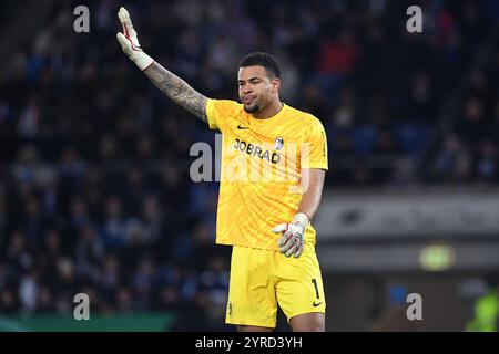 Bielefeld, Deutschland. Dezember 2024. Fussball DFB-Pokal Achtelfinale DSC Arminia Bielefeld - SC Freiburg am 03.12.2024 in der SchuecoArena in Bielefeld Noah Atubolu ( Freiburg ) DFB-Vorschriften verbieten jede Verwendung von Fotografien als Bildsequenzen und/oder Quasi-Video. Foto: Revierfoto Credit: ddp Media GmbH/Alamy Live News Stockfoto