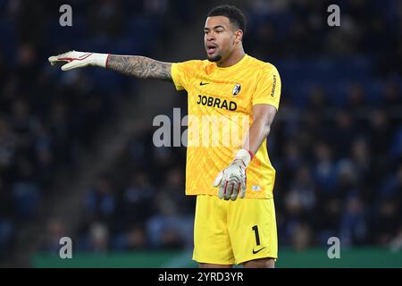 Bielefeld, Deutschland. Dezember 2024. Fussball DFB-Pokal Achtelfinale DSC Arminia Bielefeld - SC Freiburg am 03.12.2024 in der SchuecoArena in Bielefeld Noah Atubolu ( Freiburg ) DFB-Vorschriften verbieten jede Verwendung von Fotografien als Bildsequenzen und/oder Quasi-Video. Foto: Revierfoto Credit: ddp Media GmbH/Alamy Live News Stockfoto