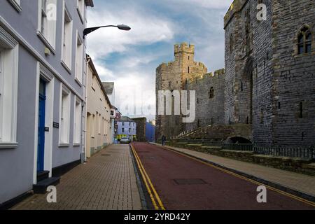 Castle Ditch ist eine Straße in Caernarfon, Nordwales, neben Caernarfon Castle und umfasst County Hall. Stockfoto