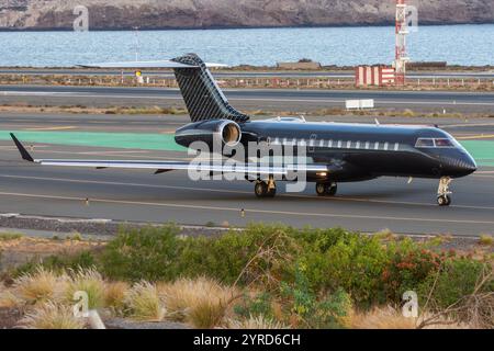Flughafen Gran Canaria, Gando. Bombardier BD-700-1A10 Global Express XRS Geschäftsflugzeug des Unternehmens Global Jet Luxembourg, das zum Start fährt. Stockfoto